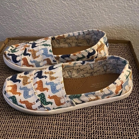 TOMS Llama Slip On Canvas Shoes - Picture 2 of 8